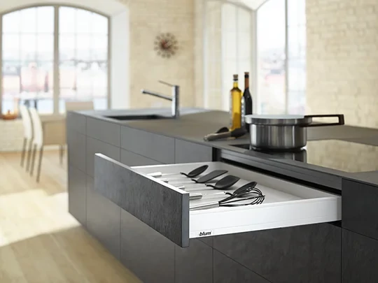 Kézközelben a konyhai segédezközök a legrabox fiókban