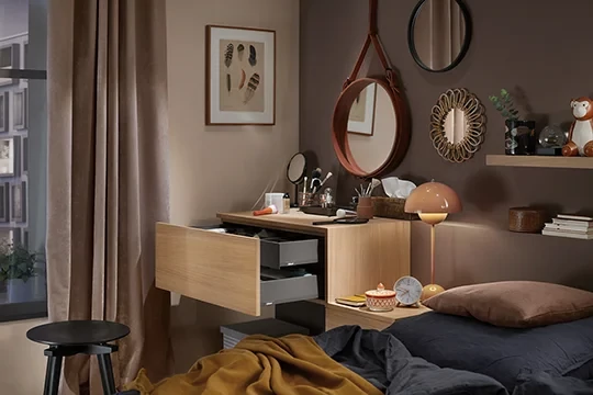 Belső kihúzású fiók az éjjeli szekrényben