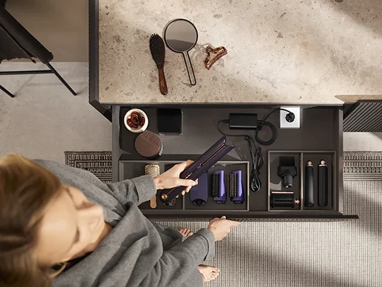 Fiókba integrált dugalj fürdőszobai elektromos készülékekhez