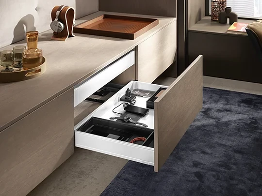 Telefon és okosóra töltése a fiókban