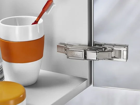 Speciális Blum pánt üvegajtókhoz