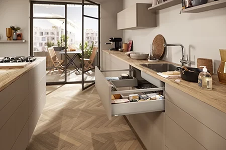 Elegáns konyhában elegáns fiók a mosogató alatt