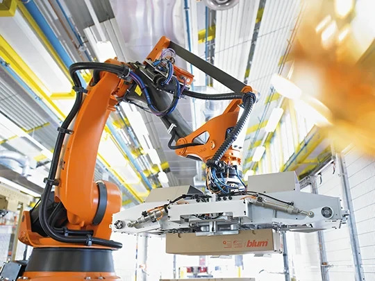 Exkluzív robot a Blum gyárban