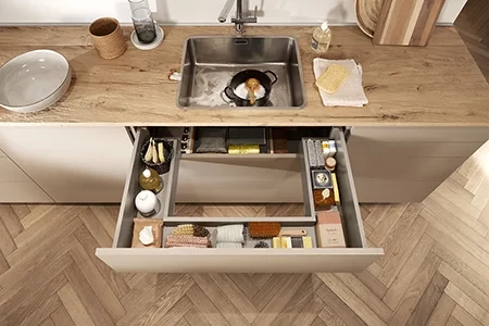 Felülnézet: egy Blum fiók a mosogató alatt