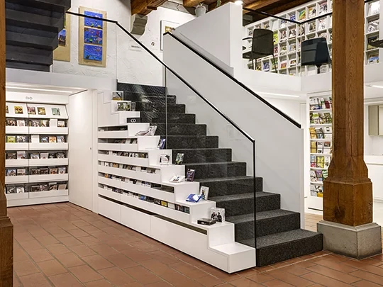 Blum fiókok egy modern lépcső alatt