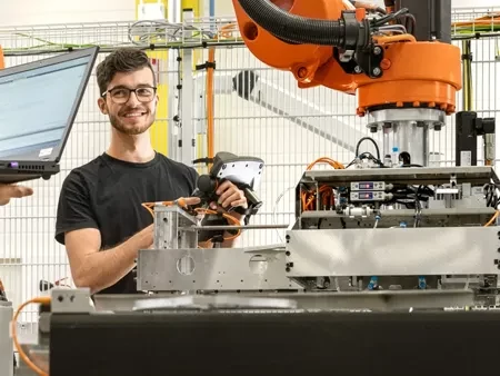 Bepillantás a Blum gyárba