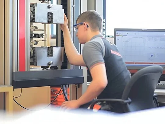 Precíz minőség-ellenőrzés a Blumnál