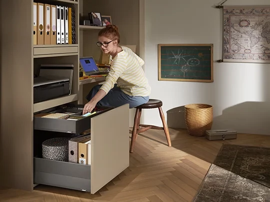 Blum fiók egy home office-ban nagy előlappal