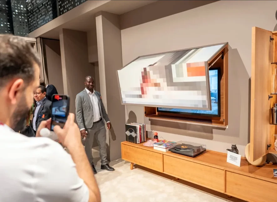 Blum AVENTOS HF top felnyíló mögött TV