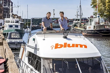 A Blum bemutató jacht a kikötőben