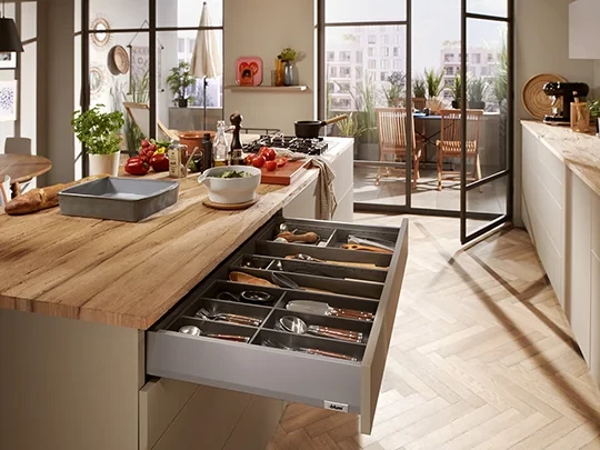 Blum fiók-osztó rendszer az átláthatóságért