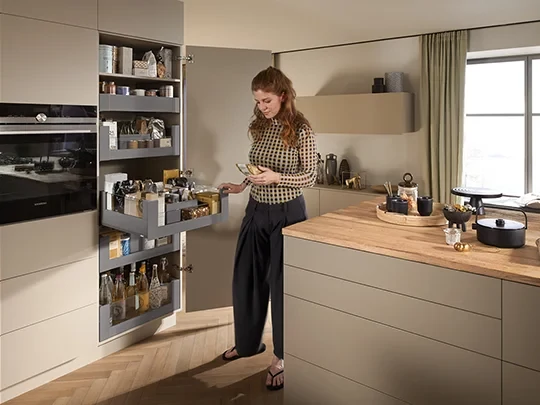 Blum üveg oldalmagasítós és üveg előlapos belső fiókok