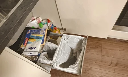 Régi konyhában mosogató alatti káosz