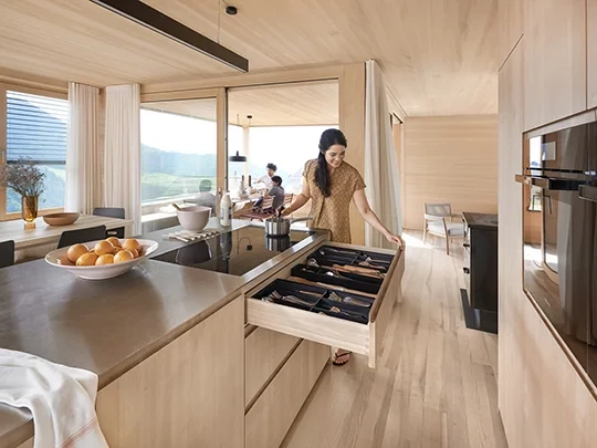 Esztétikus natúr-fa design-os Blum konyha