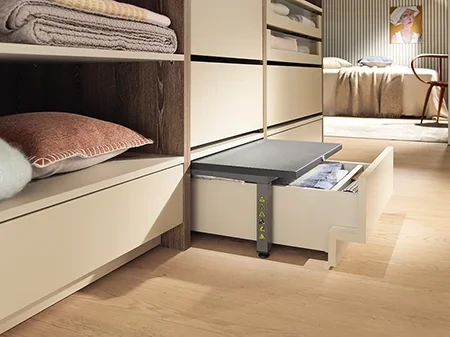 SPACE STEP fellépő - rejtett fiókkal