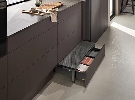 SPACE STEP fellépő - rejtett fiókkal