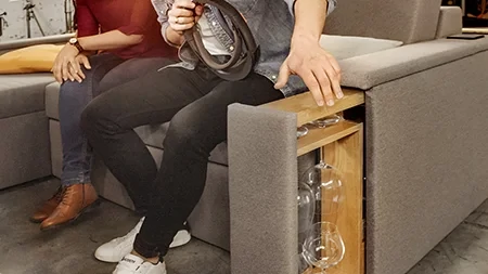 Rejtett tárolóhely a fotel karfájában