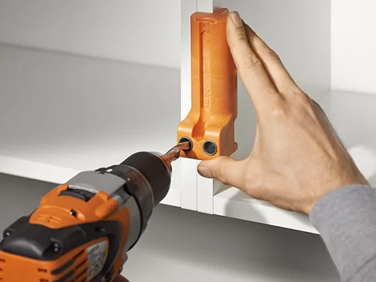 Blum sablon a TIP-ON kilökő helyének kifúrásához