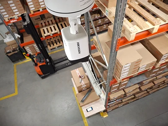 Kamerával rögzített csomagolás és árufeladás