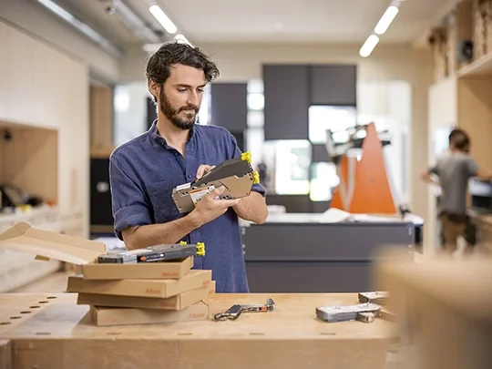AVENTOS vasalatok kicsomagolása a műhelyben