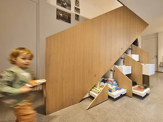 A lépcső alatt rengeteg játék elfér...