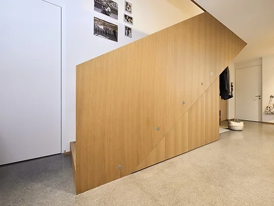 Rejtett tárolóhely a Blum vasalatokkal a lépcső alatt