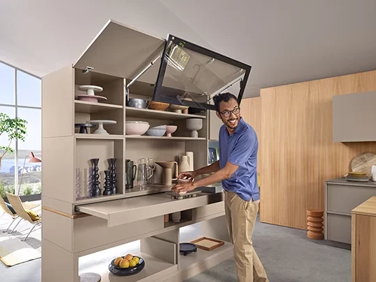 Rejtett tárolóhely a fotel karfájában