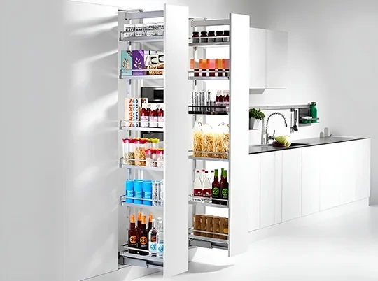 Hófehér kamraszekrény Dispensa vasalattal