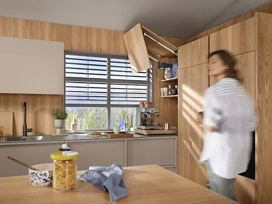 Rejtett tárolóhely a fotel karfájában