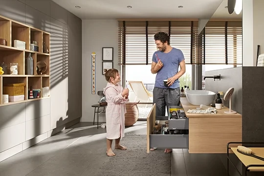 Belső kihúzású fiók a fürdőszobai kellékeknek