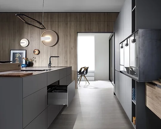 Modern, fogantyú nélküli előlappal szerelt fiókok