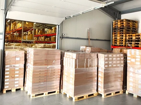 Raklapokra összekészített áru a Sevrolandnál