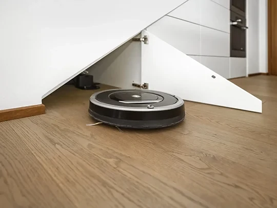 Robotporszívó-garázs a lépcső alatt