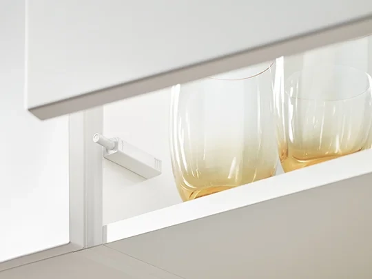 Esztétikus, korpuszba olvadó TIP-ON kilökő