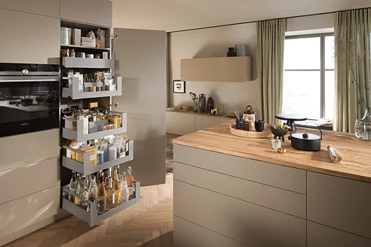 Praktikus belső fiókok a SPACE TOWER kamraszekrényben