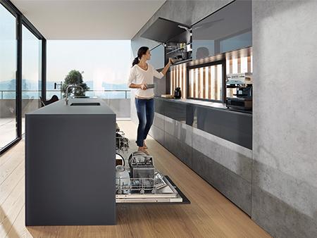 Felnyitott AVENTOS HK top ajtó a konyhában