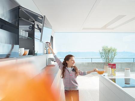 AVENTOS HF felnyíló ajtó - gyerekjáték használni