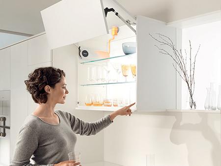 AVENTOS HF - SERVO-DRIVE motoros nyitás