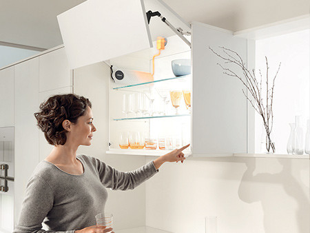 AVENTOS HF - SERVO-DRIVE motoros nyitás