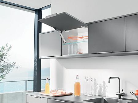 AVENTOS HK-xS felnyíló ajtó fékes pánttal