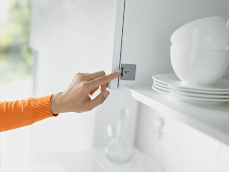AVENTOS HS - SERVO-DRIVE motoros nyitás